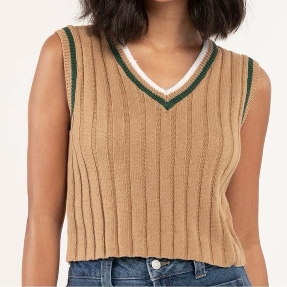 Tilly’s RSQ Tan and green cropped sweater vest size medium